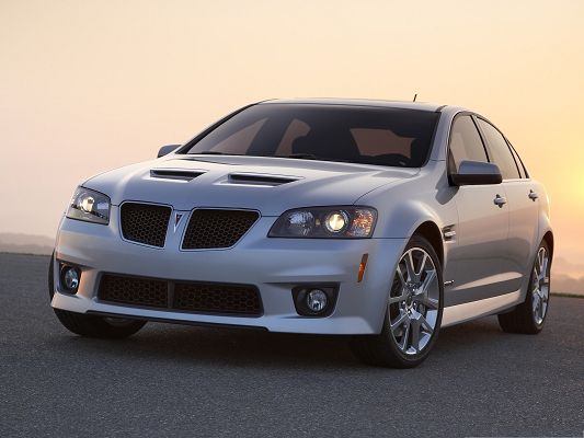 click to free download the wallpaper--Top Car Images, Pontiac G8 GXP Car in Front Face, the Setting Sun Behind