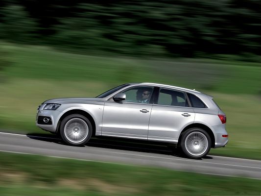 click to free download the wallpaper--Top Cars Picture, Silver Audi Q5 on Slope, in Almost Full Speed, Great Nature Landscape