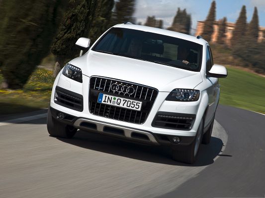 click to free download the wallpaper--Top Cars Picture, White Audi Q7 Turning a Corner, Pouring Sunshine