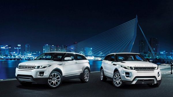 click to free download the wallpaper--Two White Land Rover Cars in Stop, They Come in the Same Pose and Angle, the Blue Sea Makes Them More Beautiful and Decent - HD Cars Wallpaper