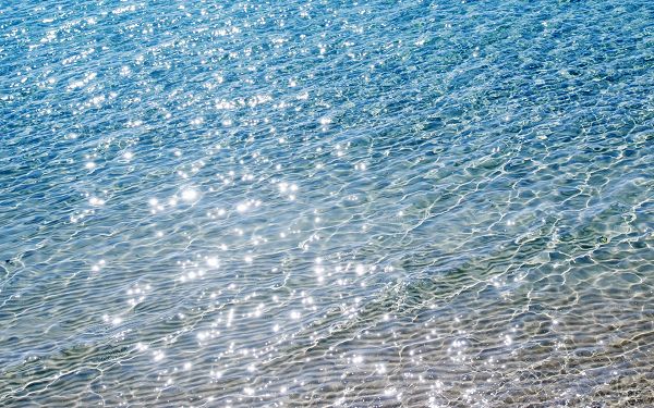 click to free download the wallpaper---Under the Sun, Ripples Are As Bright As Golds, It is Such a Precious Treasure from Nature - HD Beach Wallpaper