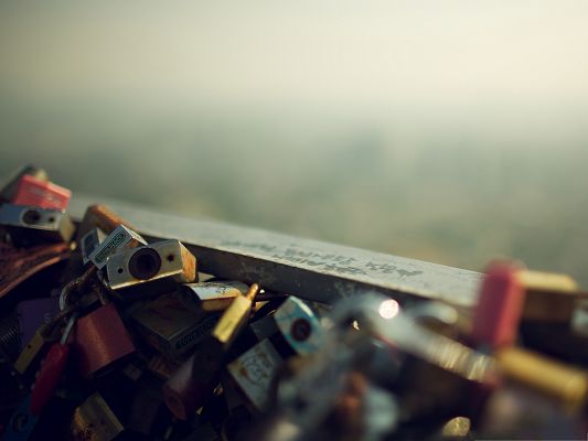 click to free download the wallpaper--Wallpaper for Computer, a Pile of Locks, Incredible in Look