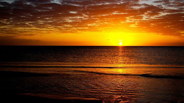 click to free download the wallpaper--beautiful pictures of nature - The Rising Sun, Painting the Horizon Golden, the Peaceful and Endless Sea