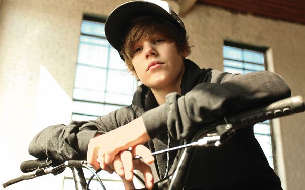free wallpaper of a popilar star-Justin Bieber,click to download