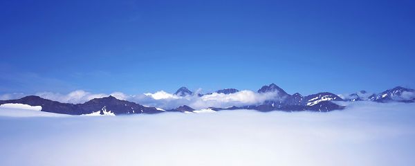 click to free download the wallpaper--landscape photos - The Blue Sky is Like a Flat Cloth, Clouds Are Froggy and Misty