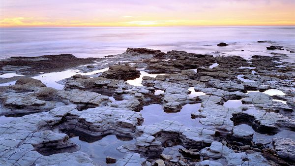 click to free download the wallpaper--natural scene photo - The Peaceful Sea with Afloat Stones, the Golden Horizon
