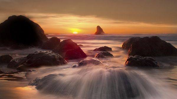 click to free download the wallpaper--natural scenery photos - The Sea in Fast Flow, the Rising Sun, Half of the Sky Painted Golden