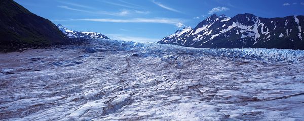click to free download the wallpaper--nature scenes - The Frozen Sea and the Snow-Covered Mountains, Combine Quite a Scene