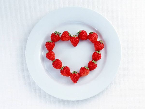 nice wallpaper: red strawberry ,click to download