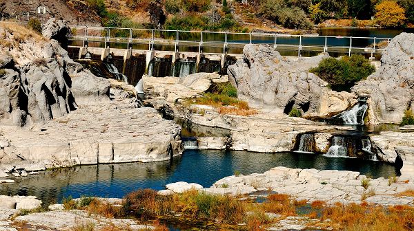 click to free download the wallpaper--picture of natural scene - A bridge Over the Clear and Small River, Dry and Big Stones All Over