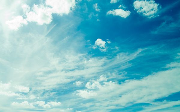 wallpaper of natural scenery: clouds floating on the clean sky  ,click to download